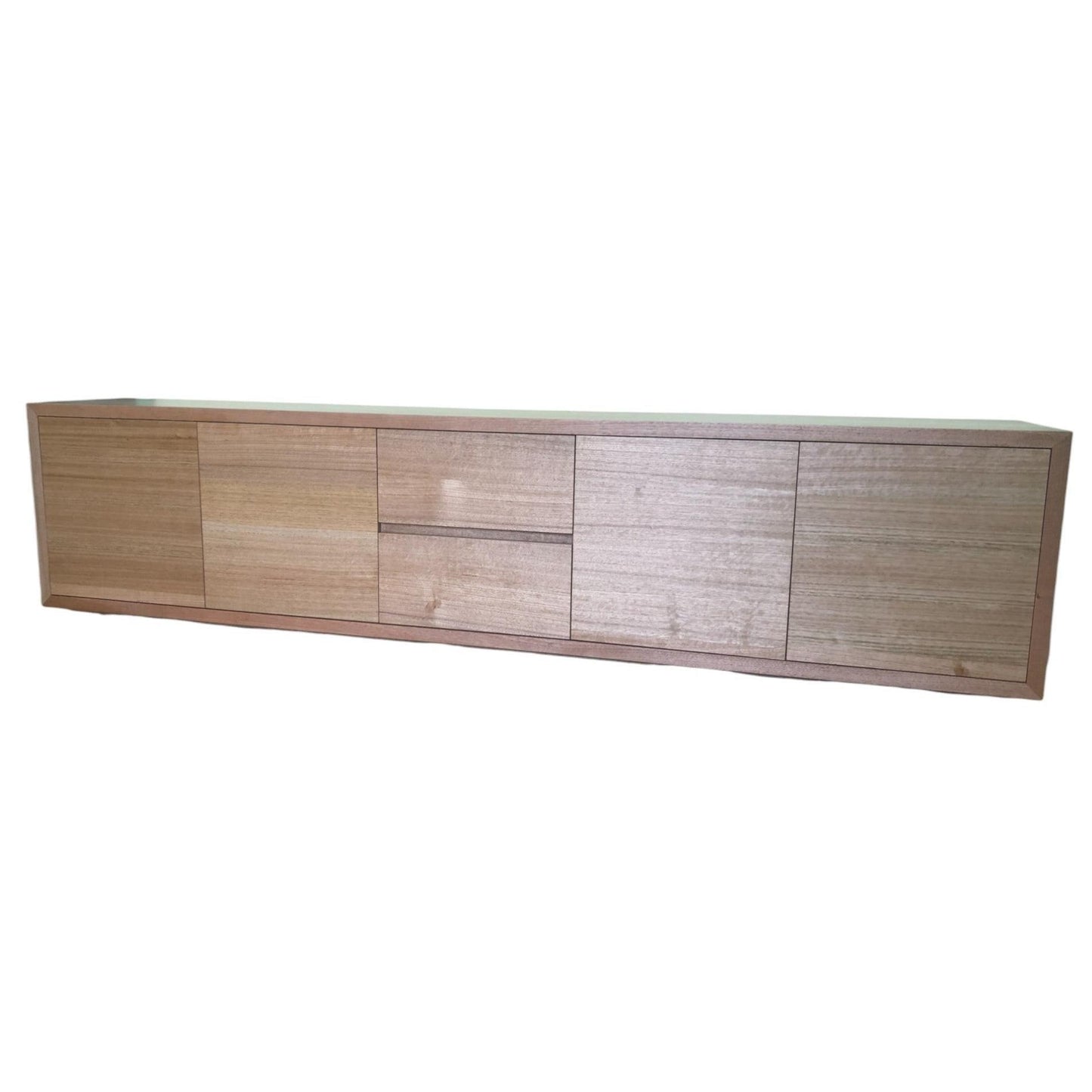 KAMILA AUSTRALIAN MADE TASSIE OAK TV /ENTERTAINMENT UNIT WITH 2 DOORS & 2 LARGE DRAWERS & 2 SMALLER DRAWRS IN THE MIDDLE