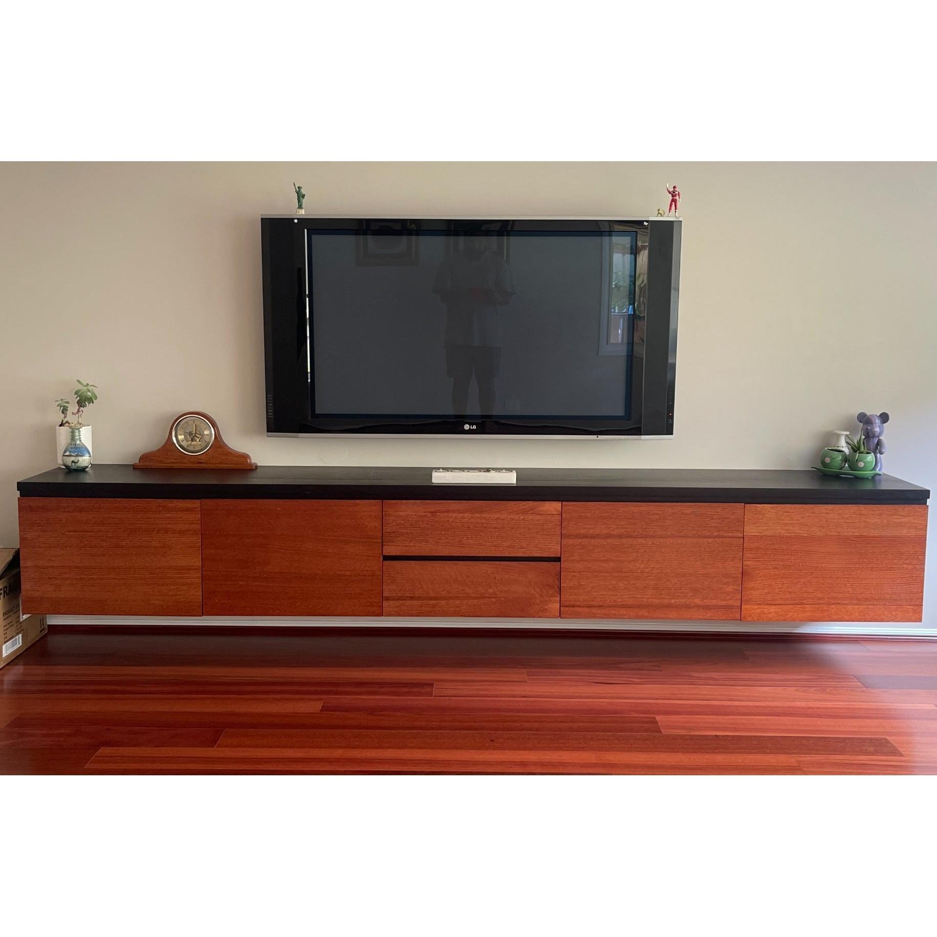CUSTOM MADE WALLMOUNTED LAVADA TV/ENTERTAINEMNT UNIT IN SOLID TASSIE OAK 4 DOORS & 2 DRAWERS