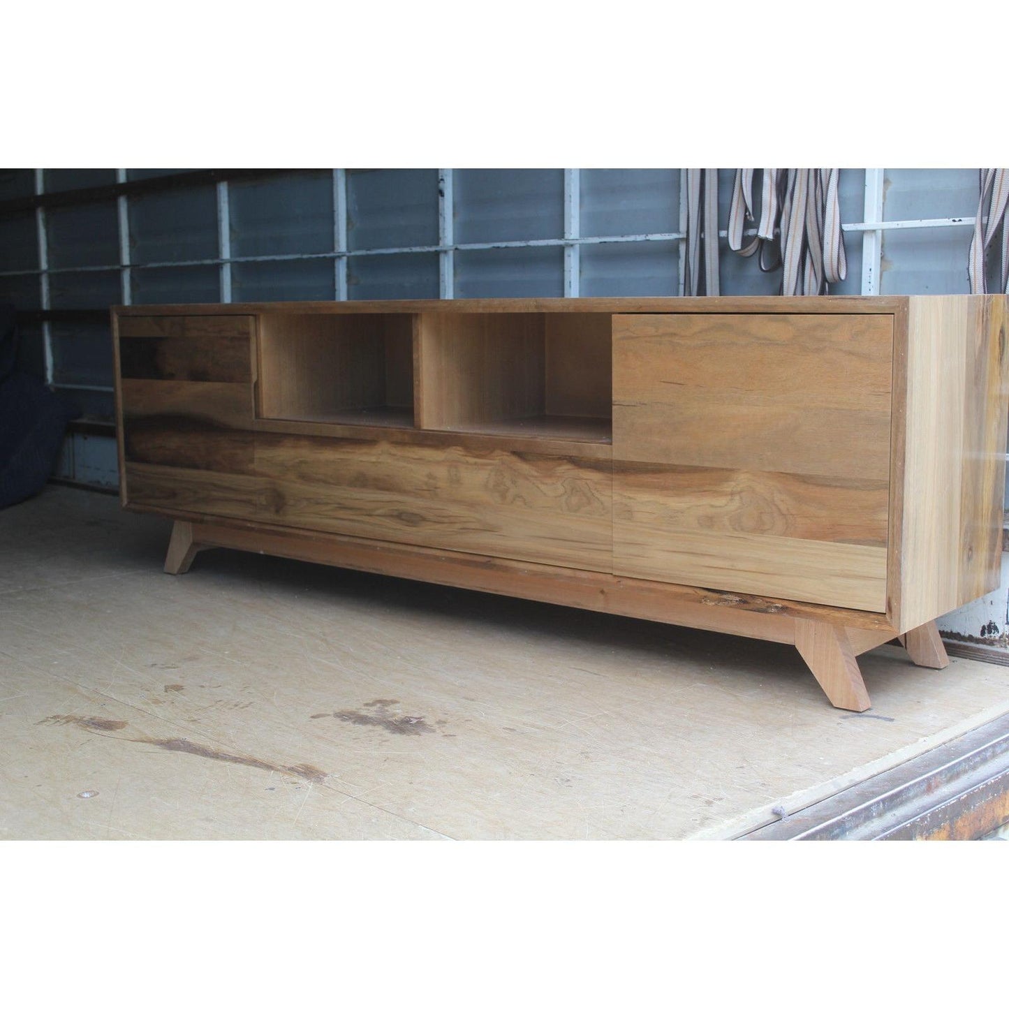PARISA 2 DOORS & 1 DRAW SPOTTED GUM HARDWOOD TIMBER LOWLINE TV ENTERTAINMENT UNIT